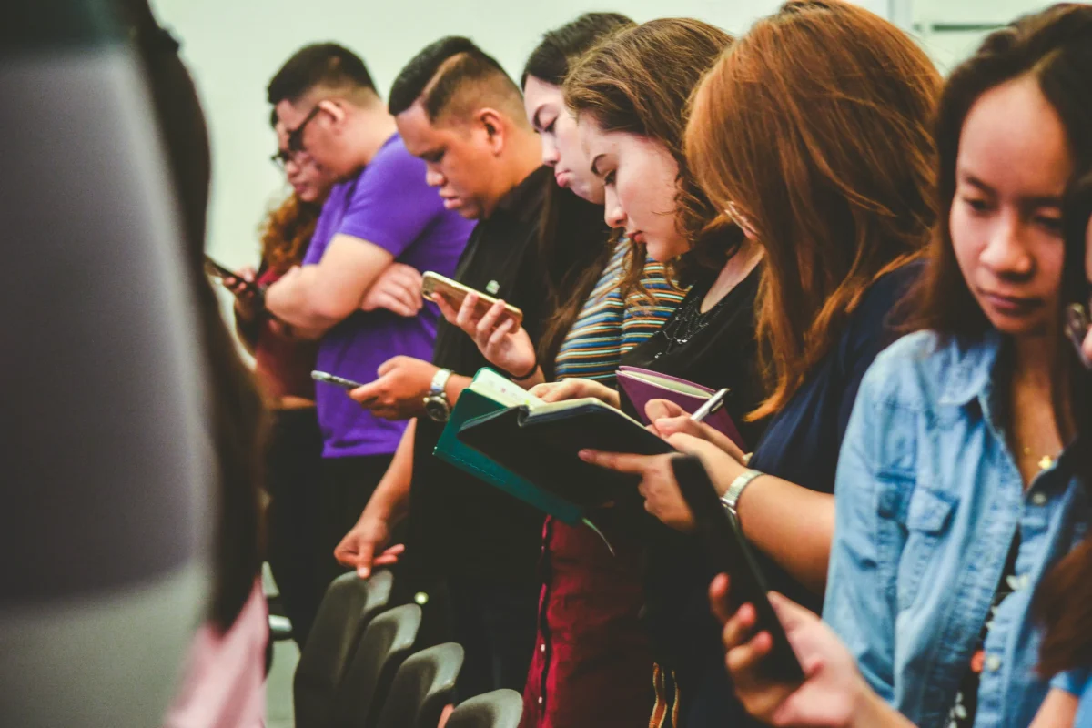 Що говорить Новий Заповіт про те, що мають робити церкви під час зібрань?