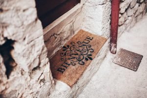 hombre-qiSxer3QF2I-unsplash-scaled